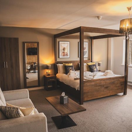 Crossways Hotel Wells Kültér fotó A bedroom at The Old Vicarage Hotel