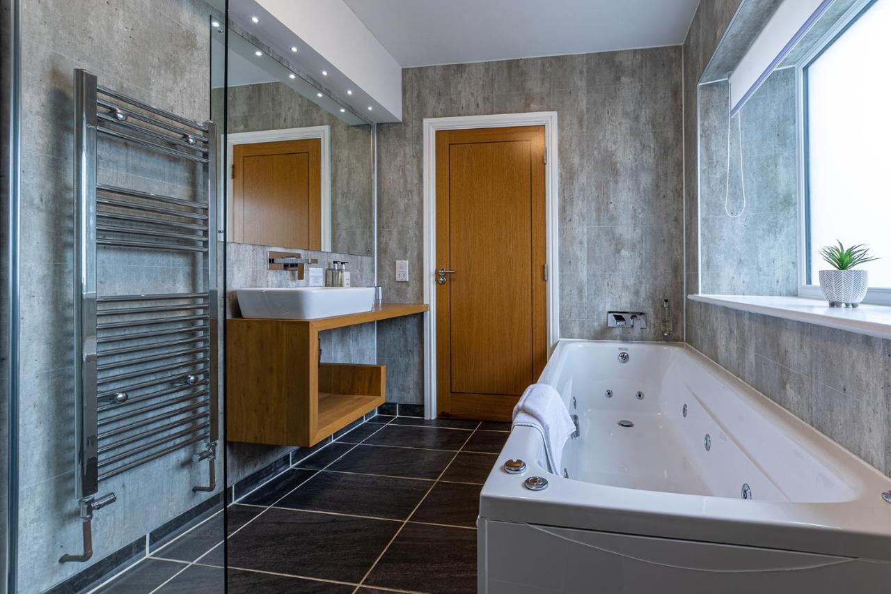 Crossways Hotel Wells Kültér fotó Bathroom