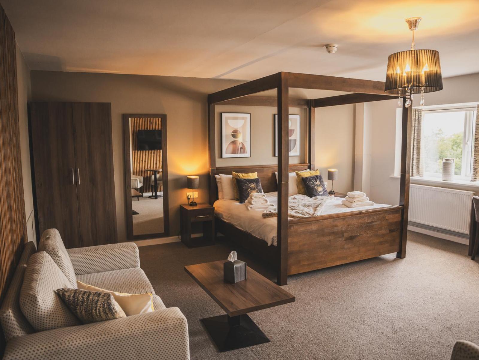 Crossways Hotel Wells Kültér fotó A bedroom at The Old Vicarage Hotel