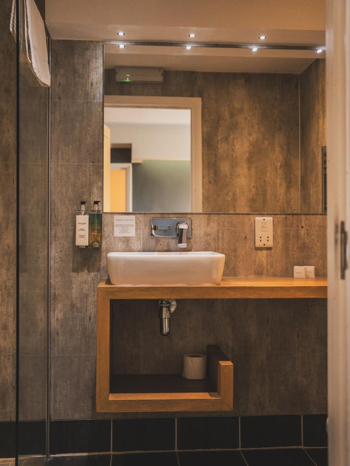 Crossways Hotel Wells Kültér fotó Bathroom