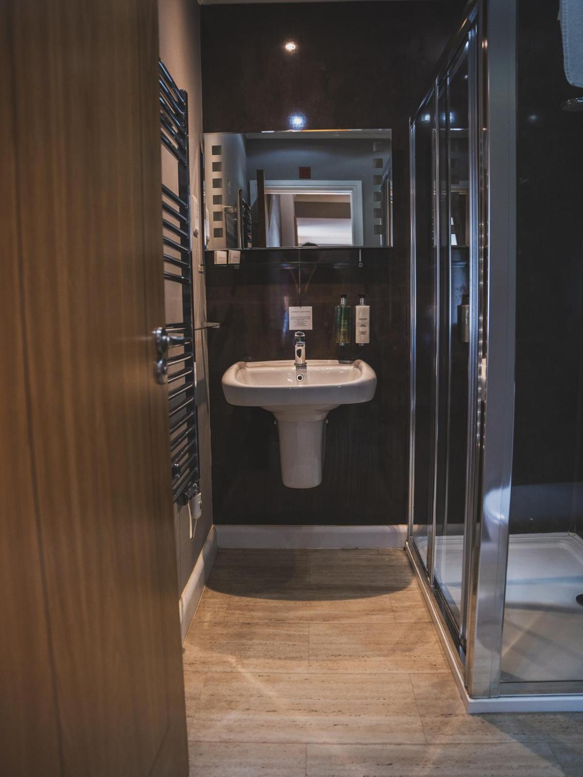 Crossways Hotel Wells Kültér fotó A wet room in a hotel