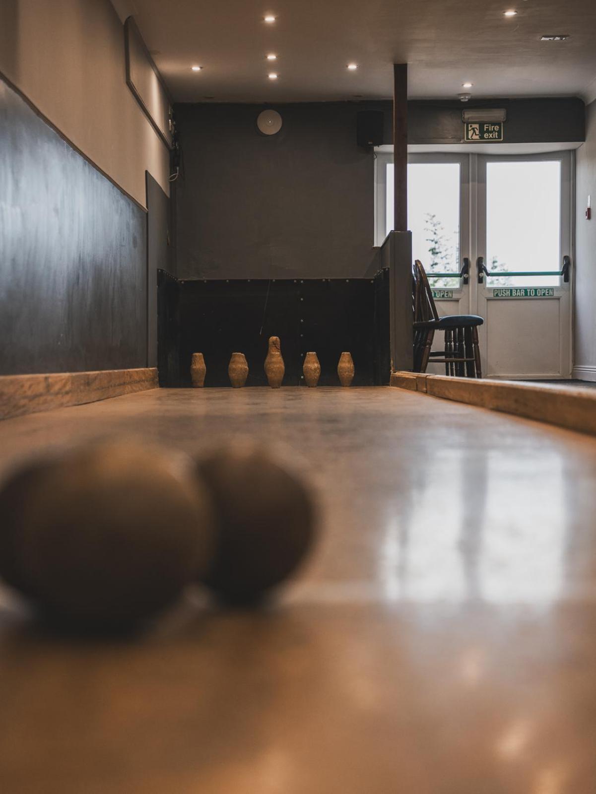 Crossways Hotel Wells Kültér fotó A bowling alley