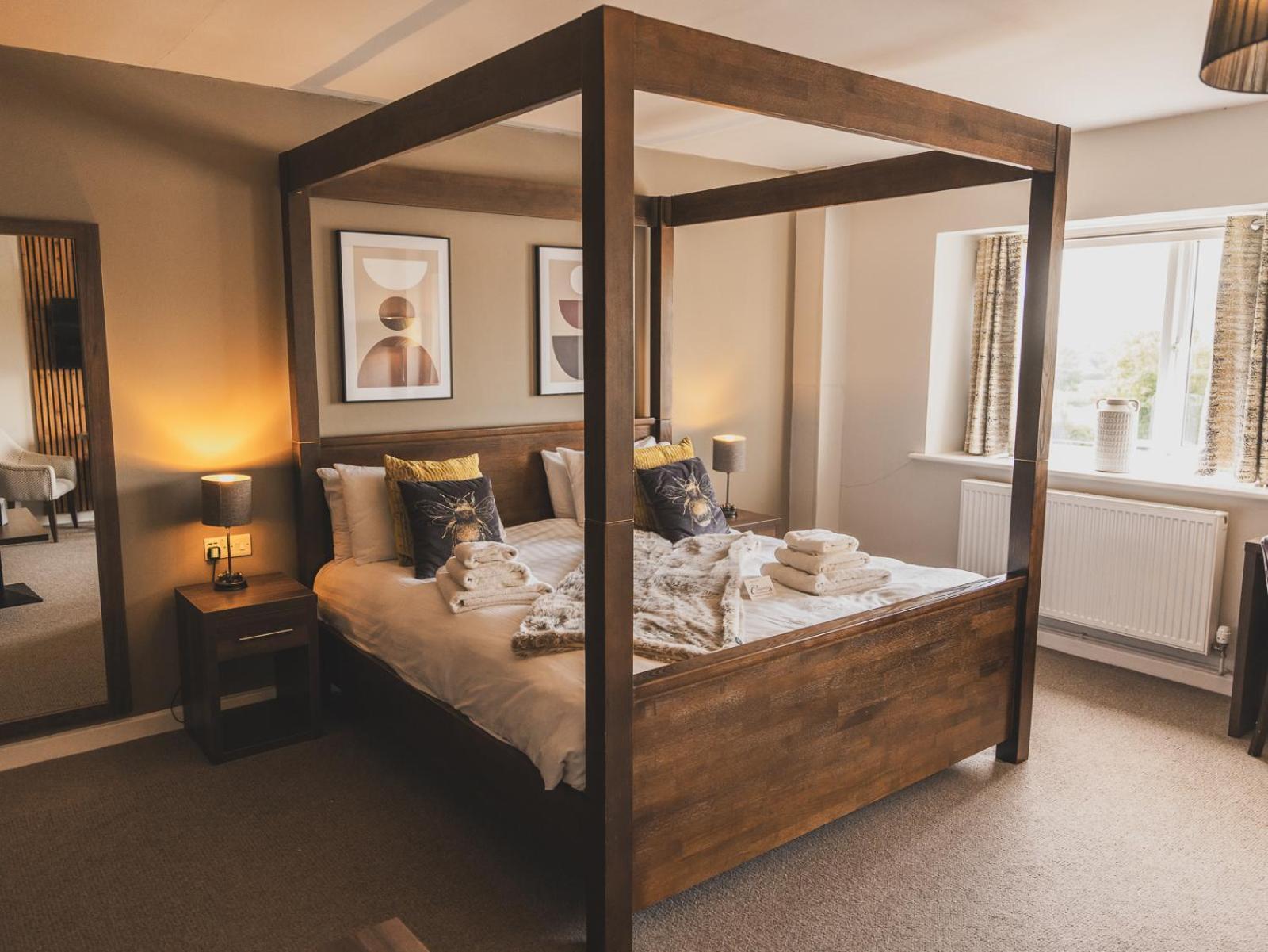 Crossways Hotel Wells Kültér fotó A four-poster bed