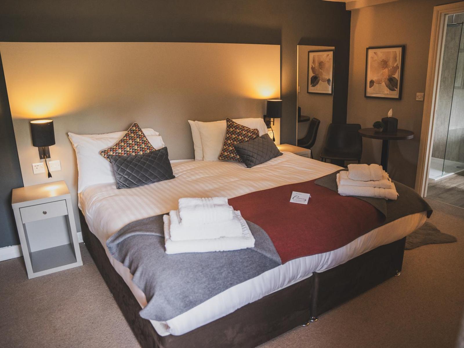 Crossways Hotel Wells Kültér fotó A bedroom at the hotel