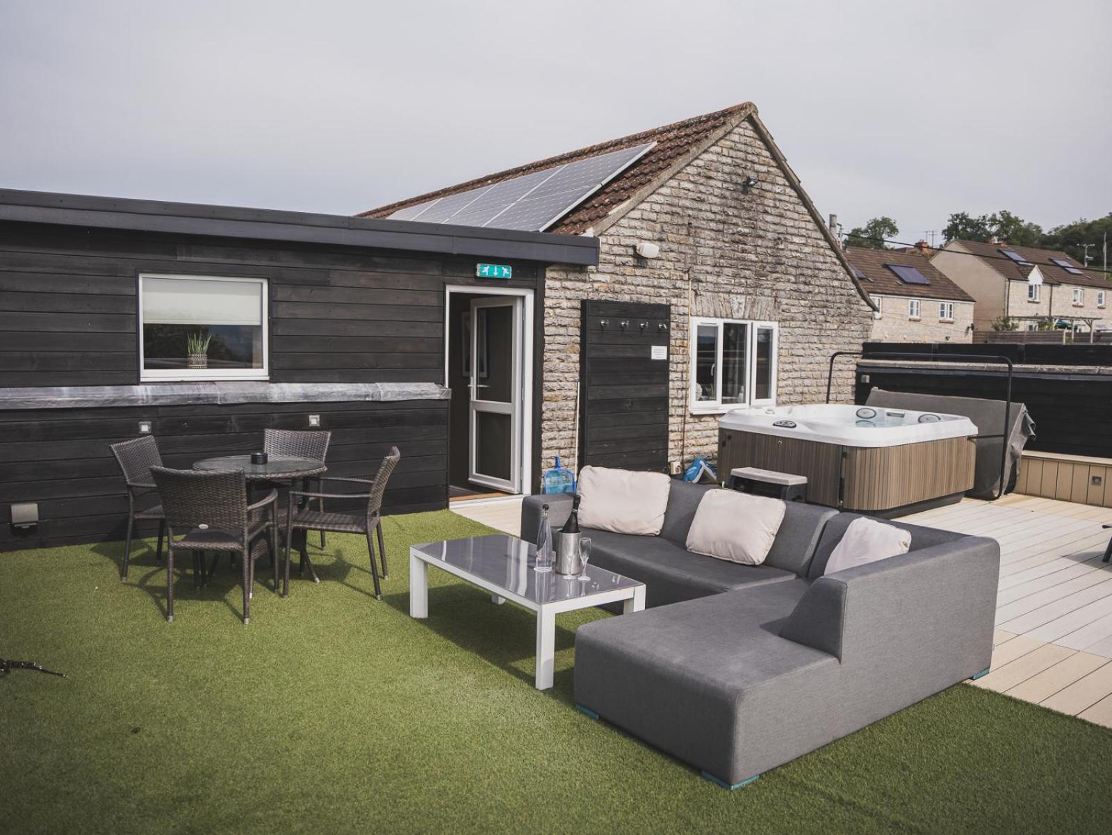 Crossways Hotel Wells Kültér fotó The roof terrace at The Old Post Office