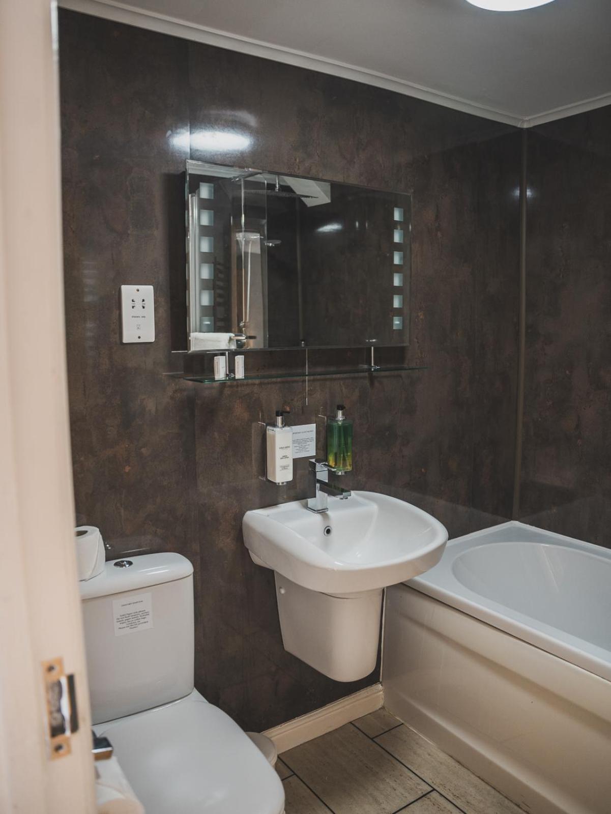 Crossways Hotel Wells Kültér fotó Bathroom
