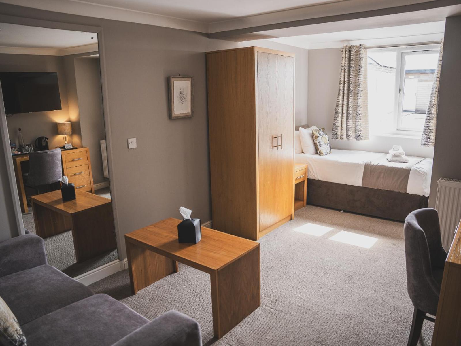 Crossways Hotel Wells Kültér fotó A room at the hotel