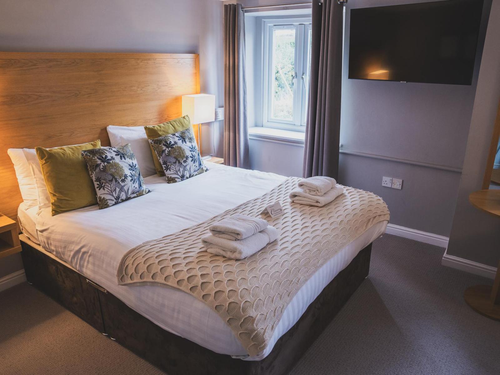 Crossways Hotel Wells Kültér fotó A bedroom at the hotel